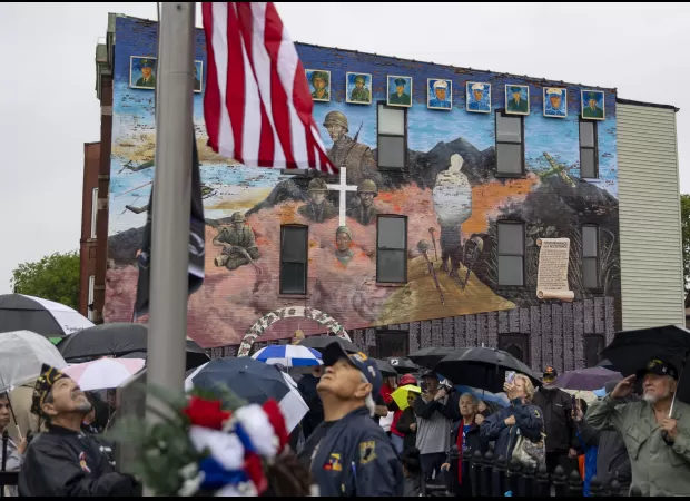 Chicago church pays tribute to soldiers who died in Vietnam War while also spearheading effort to renovate mural honoring them.