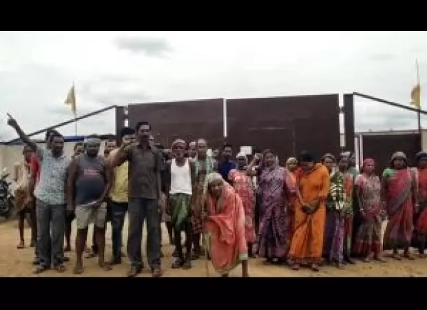 Villagers are demonstrating against a rice mill due to the pollution it is causing.