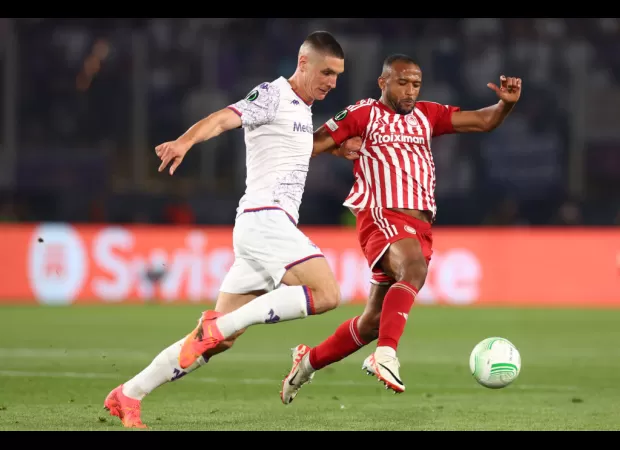 Olympiacos surprises Fiorentina in added time to claim Europa Conference League victory.