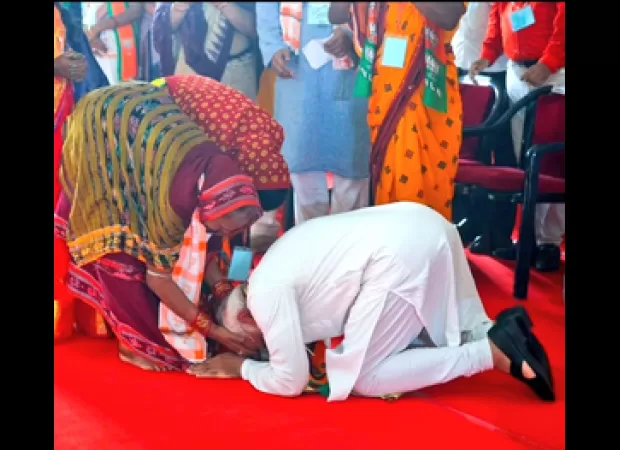 PM Modi compliments Kamala Moharana for her dedication to the Swachh Bharat movement.