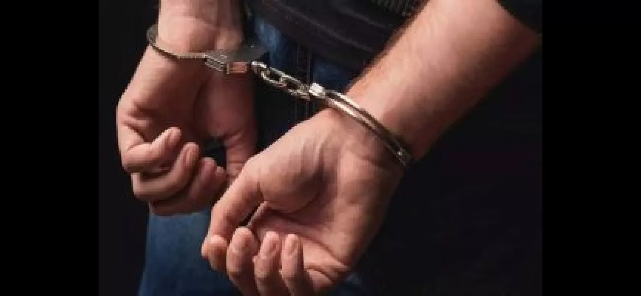 Police caught and detained a well-known smuggler of brown sugar.