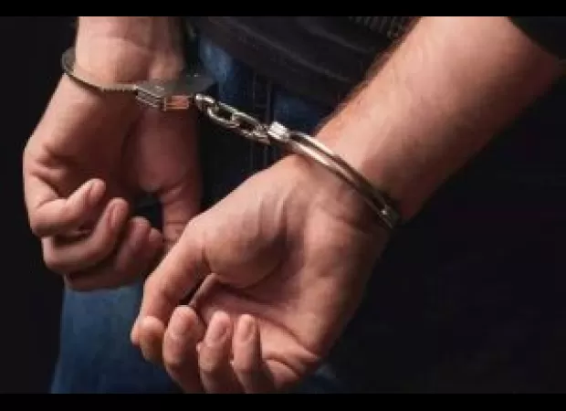 Police caught and detained a well-known smuggler of brown sugar.