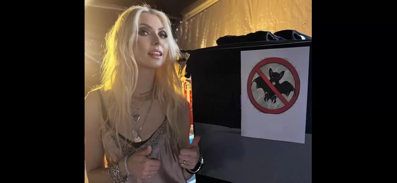 Taylor Momsen, cantante y actriz, fue mordida por un murciélago durante su concierto. Se puede ver en un video.