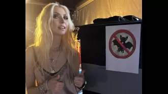 Taylor Momsen, cantante y actriz, fue mordida por un murciélago durante su concierto. Se puede ver en un video.