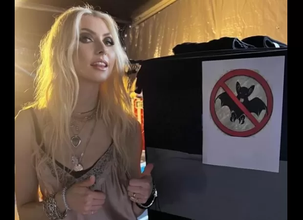 Taylor Momsen, cantante y actriz, fue mordida por un murciélago durante su concierto. Se puede ver en un video.