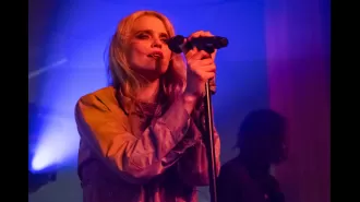 Singer baffles audience with pitch-black performance.