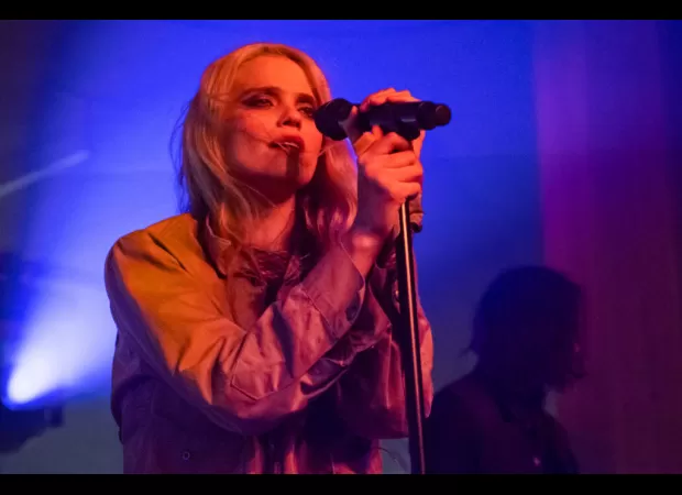 Singer baffles audience with pitch-black performance.