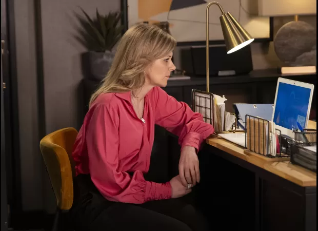 Leanne has a shocking secret she reveals after Simon's departure in Coronation Street: she yearns to be with him and hold him.