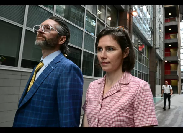 Amanda Knox sobs in court, unsuccessful in appealing defamation sentence.