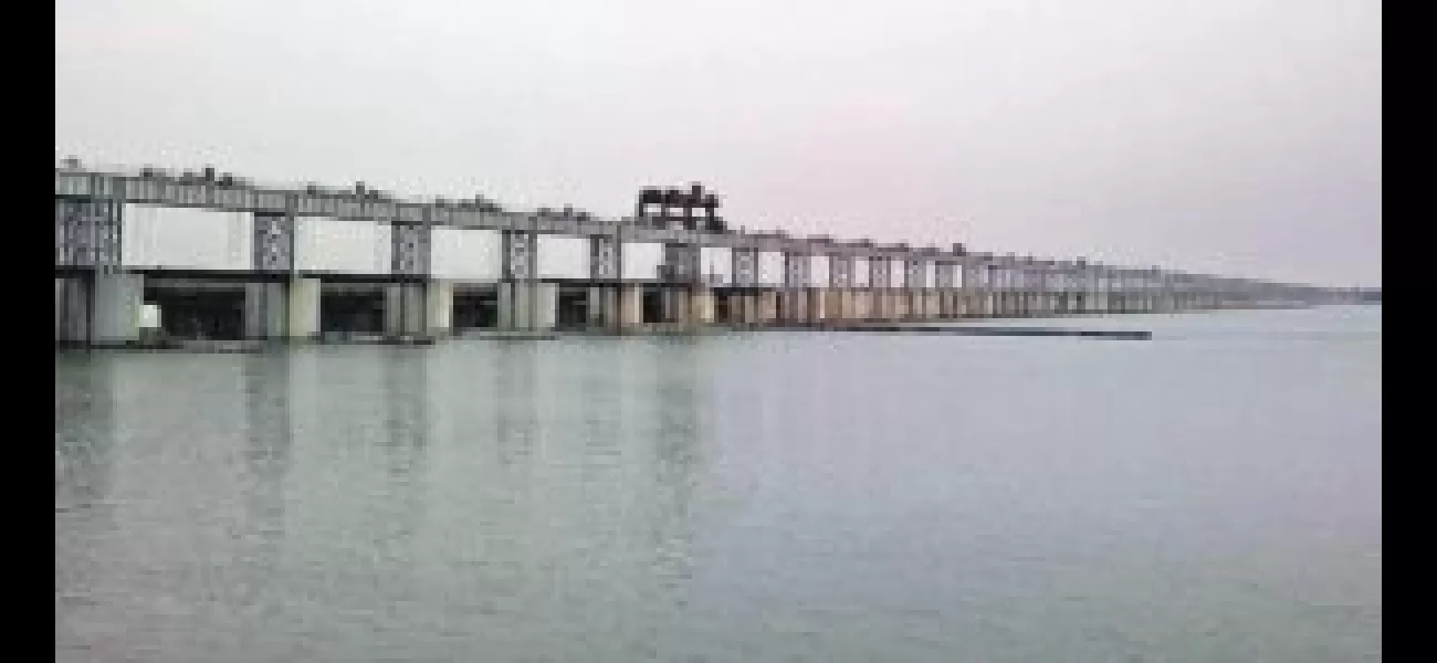 Mahanadi's water levels decrease.