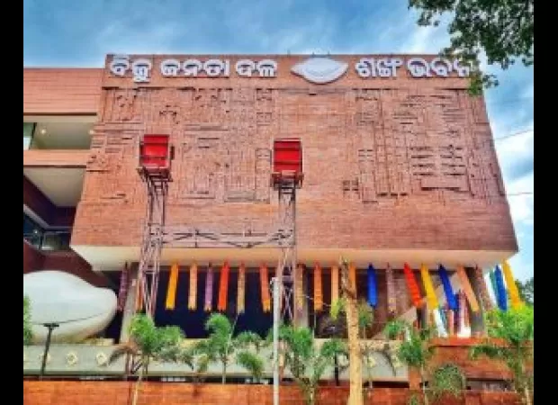 Protesters chant slogans against BJD leaders at Sankha Bhawan.