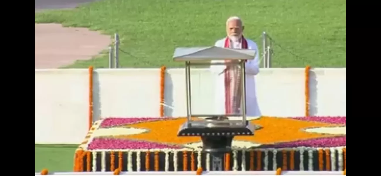 Modi pays respects to Gandhi before taking oath as PM.