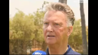 Van Gaal weighs in on whether Man Utd should fire ten Hag.