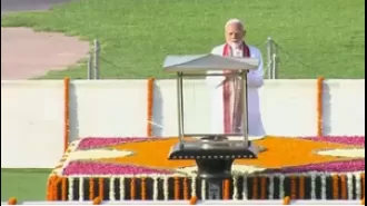 Modi pays respects to Gandhi before taking oath as PM.
