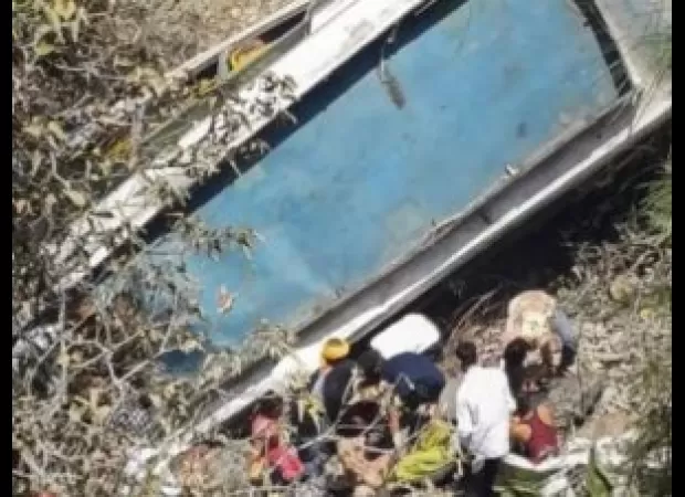 Terrorists shoot at bus with pilgrims, 9 killed and 33 wounded.