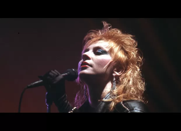 80s singer appears unchanged after 38 years since hit song in Top Gun.