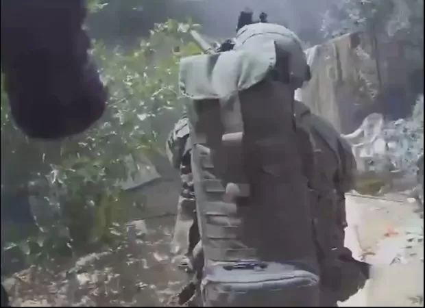 Israeli troops dramatically storm Hamas building to save captured individuals.