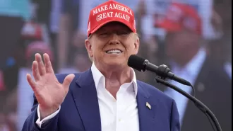 Trump gripes about teleprompters at hot Vegas rally