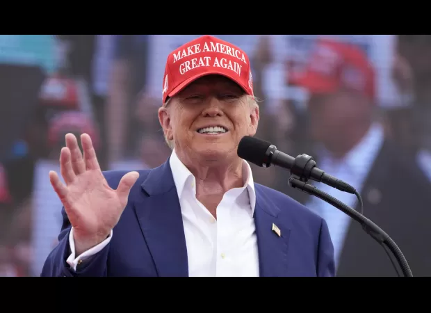 Trump gripes about teleprompters at hot Vegas rally