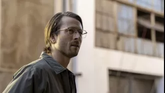 Fans of Netflix notice a problem with actor Glen Powell in the new hit movie, finding it distracting and not convincing.
