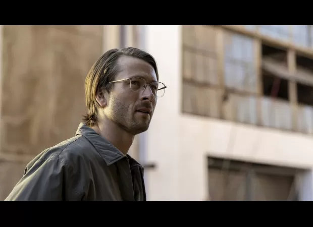 Fans of Netflix notice a problem with actor Glen Powell in the new hit movie, finding it distracting and not convincing.