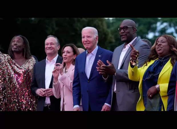 Joe Biden pauses during Juneteenth event which causes worry for onlookers.
