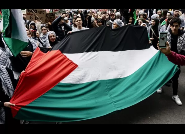 Video captures banker's violent reaction in Israel-Gaza dispute.