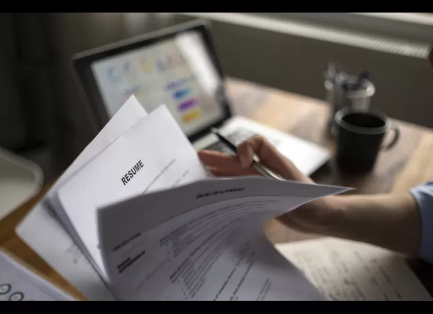 AI can help create better resumes as job postings decrease, according to experts.