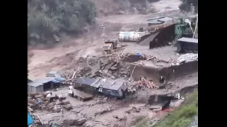 Heavy rain and landslides in Sikkim result in 6 fatalities and 1,500 tourists unable to leave.