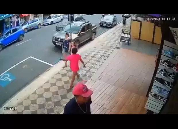 Instant karma for woman who slapped child after four seconds.