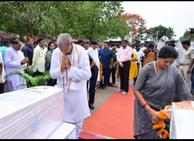 Odisha officials honor two workers who died in Kuwait fire accident.