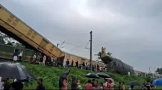 A train collision in West Bengal kills 15 and injures 60.