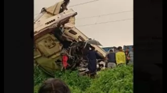 Train crash caused by broken signal since 5:50am, says railway source.