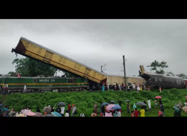 Train crash in Bengal kills 5, injures 30.