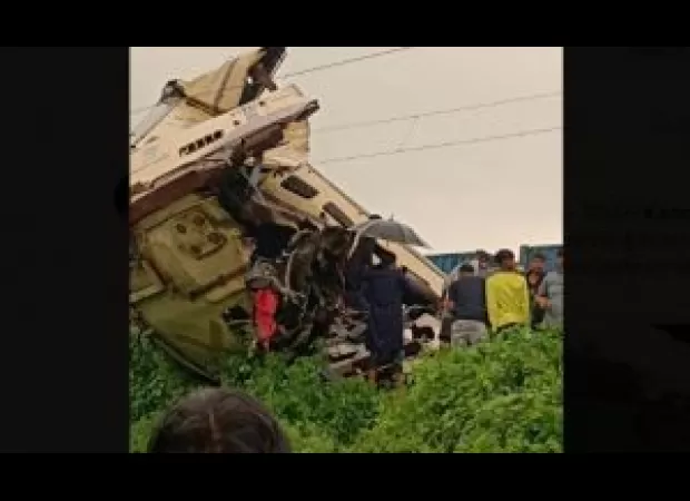 Train crash caused by broken signal since 5:50am, says railway source.