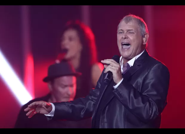 A 70s music icon was recently spotted for the first time since undergoing jaw surgery for cancer.