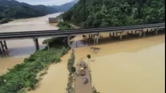 9 people die in Southern China due to severe flooding and landslide.