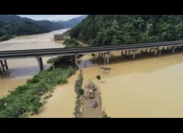 9 people die in Southern China due to severe flooding and landslide.