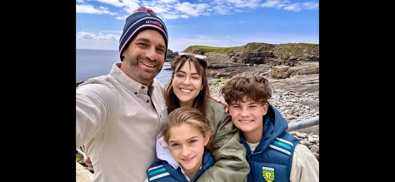 An ageless 90s TV star poses with children nearly two decades after their hit show ended.
