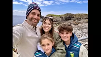 An ageless 90s TV star poses with children nearly two decades after their hit show ended.