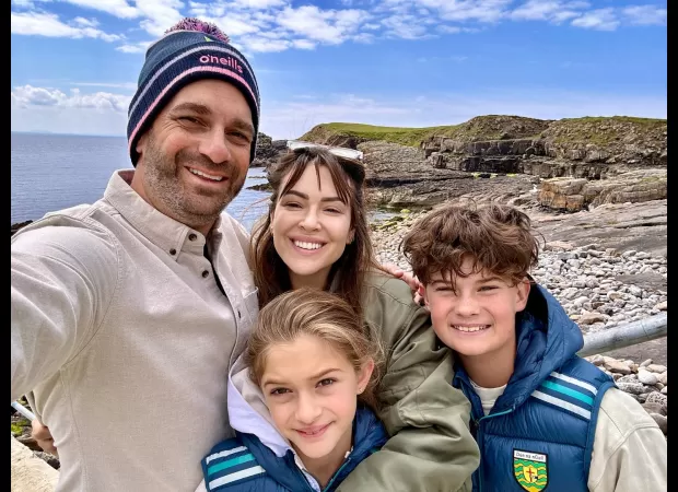 An ageless 90s TV star poses with children nearly two decades after their hit show ended.