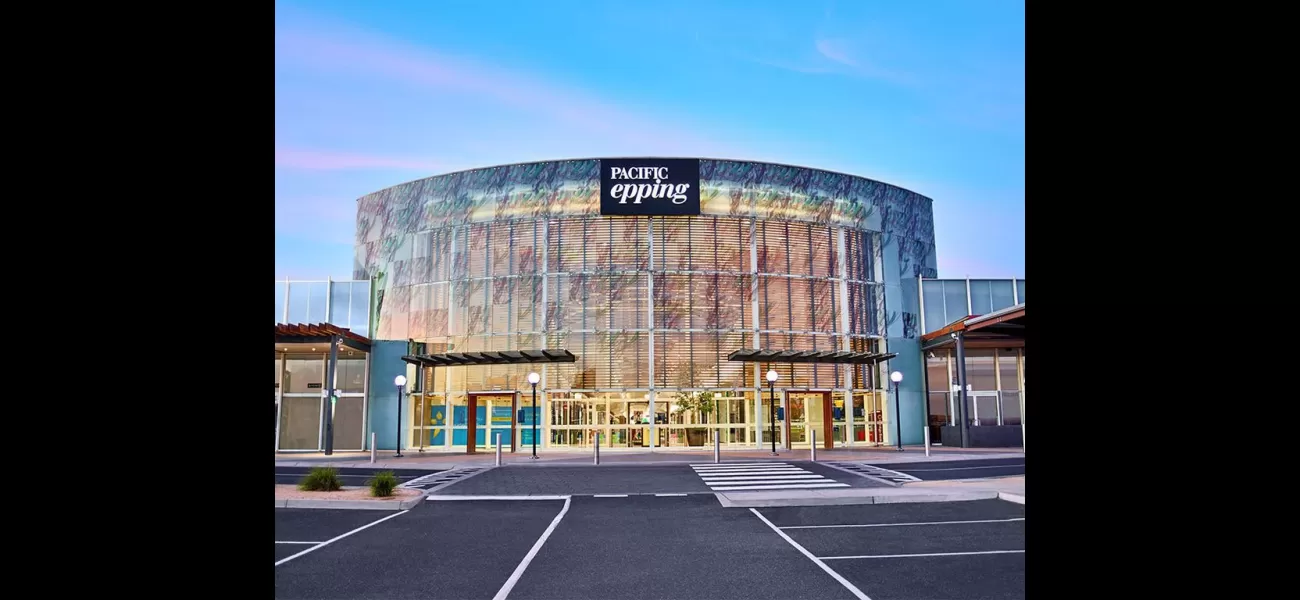 Men flee after shooting at Melbourne plaza.
