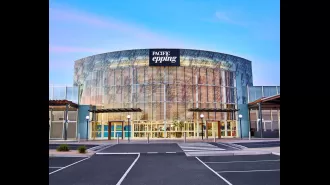 Men flee after shooting at Melbourne plaza.
