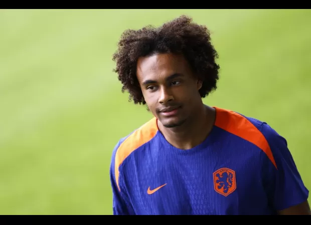 Dwight Yorke advises Man United to choose Euro 2024 standout player instead of Joshua Zirkzee.