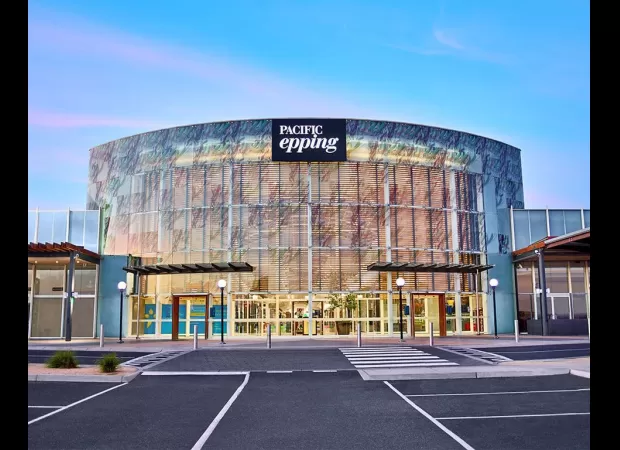 Men flee after shooting at Melbourne plaza.