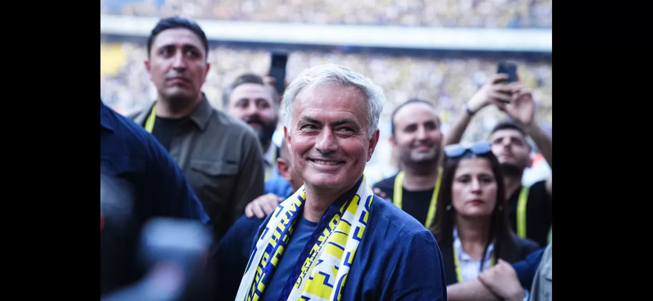 Mourinho interested in bringing two Man Utd players to Fenerbahce as talks for a double transfer begin.