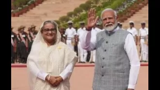 Bangladesh Prime Minister Sheikh Hasina receives a traditional welcome at the Presidential Palace in India.