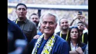 Mourinho interested in bringing two Man Utd players to Fenerbahce as talks for a double transfer begin.