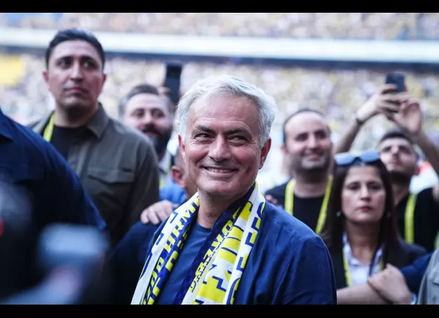 Mourinho interested in bringing two Man Utd players to Fenerbahce as talks for a double transfer begin.