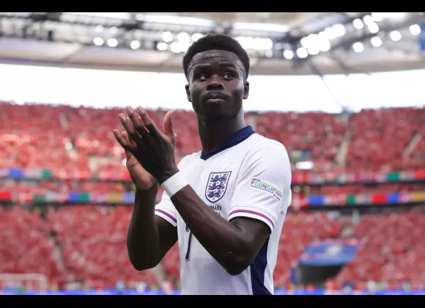 Ashley Cole advises England to take a risk and choose Bukayo Saka despite controversy.